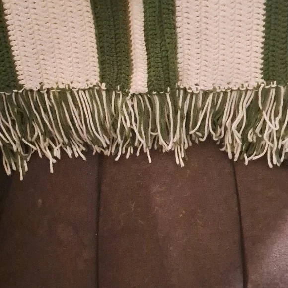 Hand knit throw with pockets - Picture 3 of 3